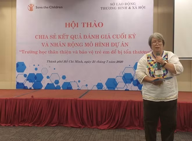 Cô Lâm Minh Trang, nguyên Phó hiệu trưởng Trường Trung học cơ sở Nguyễn Văn Trỗi cho rằng cách giáo dục "trừng phạt" học sinh là sai lầm mà cần thân thiện với các em
