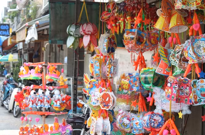 Lồng đèn được bày bán