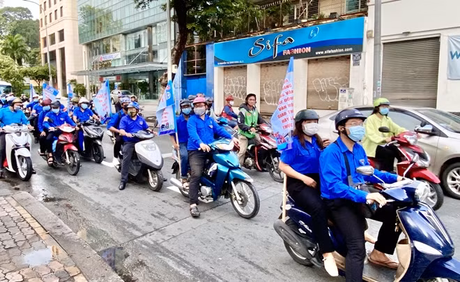 ĐVTN tuyên truyền đảm bảo trật tự, an toàn giao thông trên đường phố