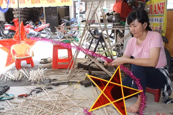 Chị Thu miệt mài làm đèn truyền thống
