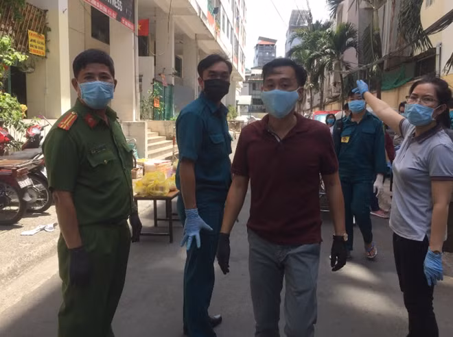 Đồng chí Bí thư Đảng uỷ (nữ bên phải), Chủ tịch UBND phường và Chỉ huy Công an phường luôn có mặt tại khu cách ly để chỉ đạo