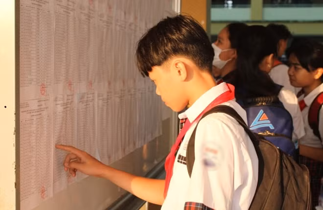 Thí sinh xem thông tin tại điểm thi