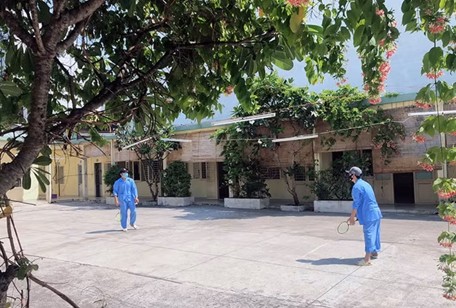 Chơi cầu lông trong khu cách ly tập trung đây là môn thể thao phù hợp nhất, vì người chơi phải đứng cách xa nhau trên 2m, đảm bảo an toàn tránh lây nhiễm (Ảnh nhân vật cung cấp)