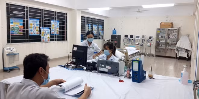 Các bác sĩ tích cực làm việc tại khu cách ly