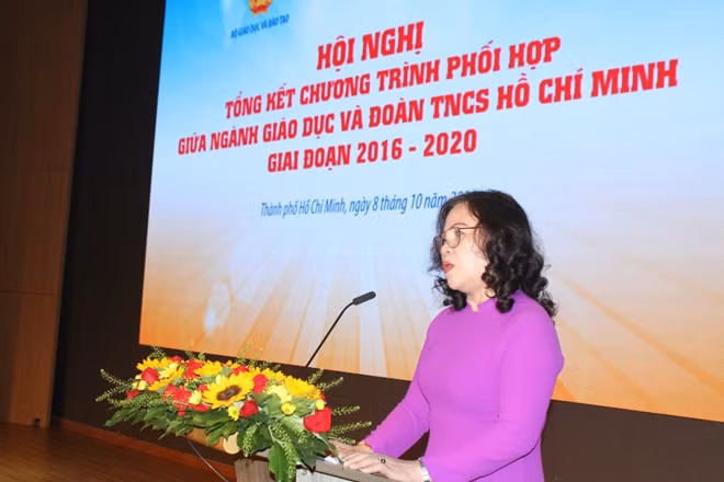 Bà Ngô Thị Minh, Thứ trưởng Bộ GD-ĐT phát biểu tại hội nghị