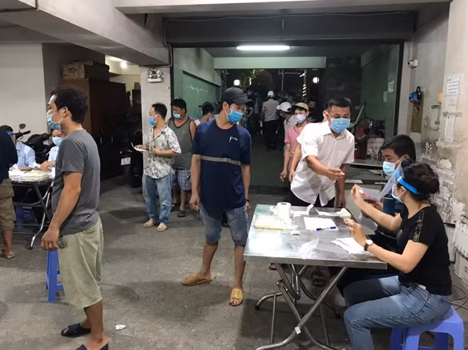 Nhân viên y tế lấy mẫu xét nghiệm tại Chợ đầu mối Thủ Đức