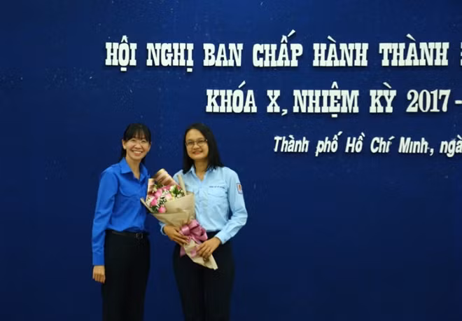 Tân Bí thư tặng hoa chúc mừng tân Chủ tịch Hội đồng Đội thành phố