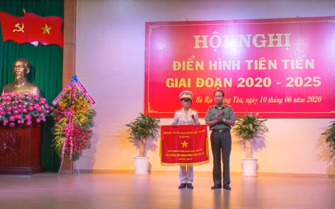 Phòng Tham mưu Công an tỉnh đón nhận Cờ thi đua xuất sắc của Chính phủ