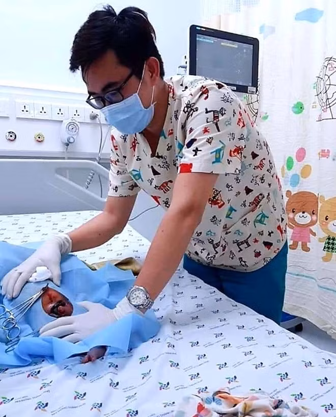 Bé được đưa đến Bệnh viện cấp cứu
