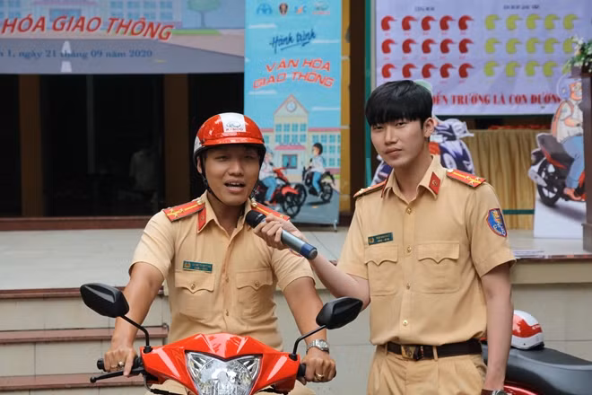 CSGT hướng dẫn cách lái xe an toàn cho các bạn HS