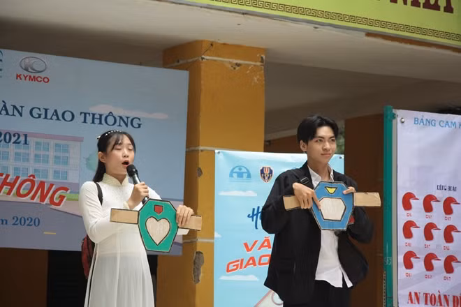 Các bạn học sinh hào hứng tham gia chương trình