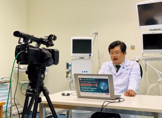 TS. BS. Huỳnh Minh Tuấn, Trưởng Khoa Kiểm soát nhiễm khuẩn Bệnh viện ĐHYD TPHCM thuyết giảng trong chuỗi chương trình đào tạo trực tuyến