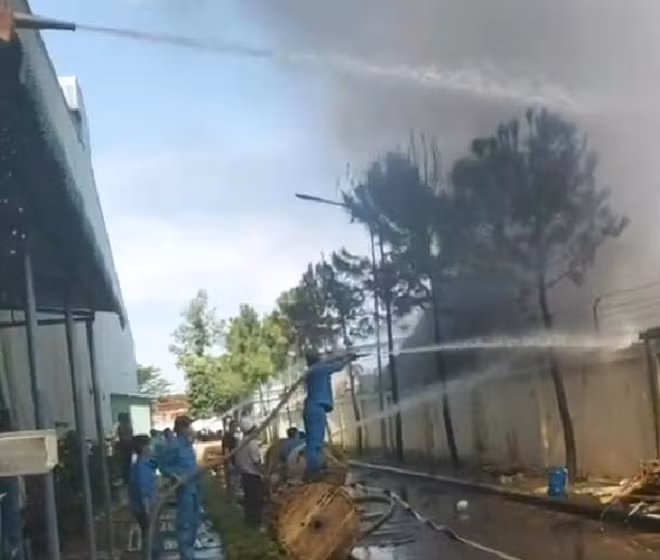 Công nhân một công ty gần bên tham gia chữa cháy