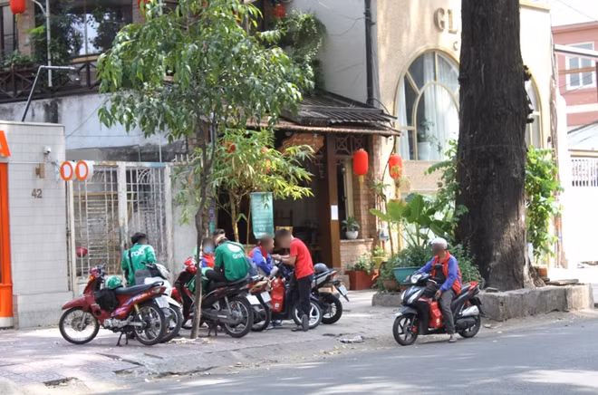 Tài xế Grab Bike liên hệ ngay với cơ quan y tế địa phương để được kiểm tra sức khoẻ và hướng dẫn phòng ngừa lây nhiễm COVID-19.