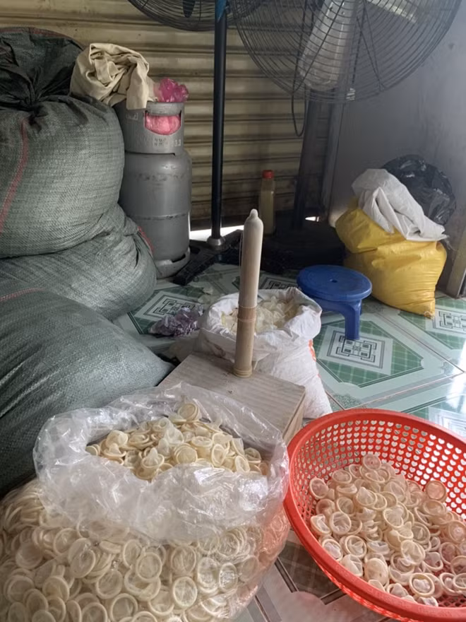 Bà Ngọc dùng dương vật giả để vuốt lại, tạo hình như mới