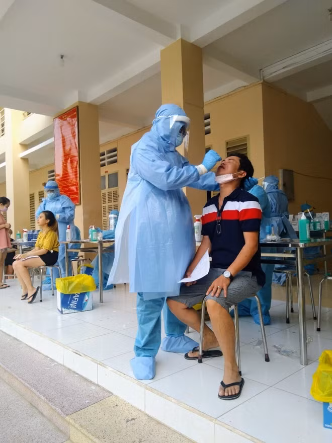 BS lấy mẫu để xét nghiệm đối với người cách ly tập trung