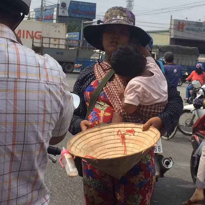 Người ăn xin đầu khu công nghiệp Vĩnh Lộc (quận Bình Tân)