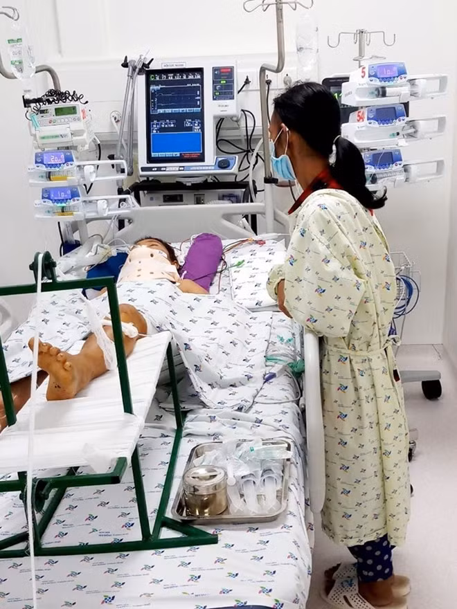 Bé Nam Đua đang điều trị tại BV Nhi đồng TP Hồ Chí Minh