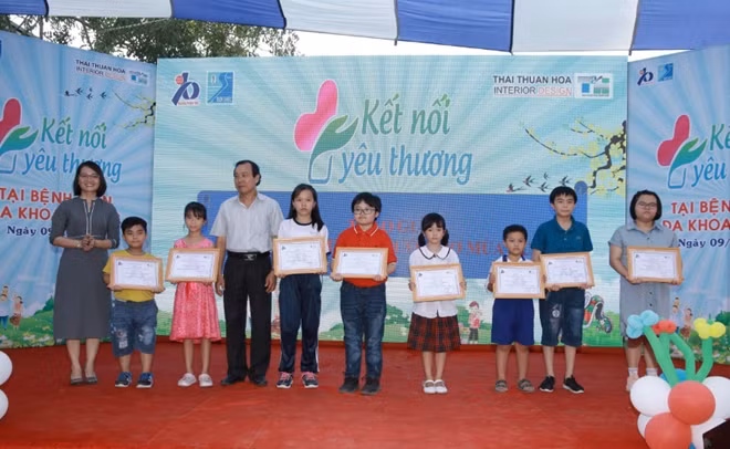 Tặng giấy khen cho các em đạt giải cuộc thi vẽ tranh