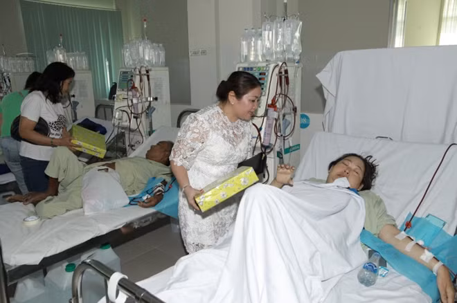 Ban Tổ chức tặng quà cho bệnh nhân