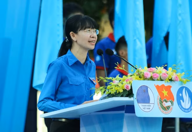 Bí thư Thành đoàn TP Hồ Chí Minh phát biểu tại lễ ra quân