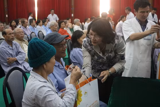 Phó Chủ tịch nước Đặng Thị Ngọc Thịnh tặng quà Tết cho bệnh nhân ung thư tại BV Thống Nhất