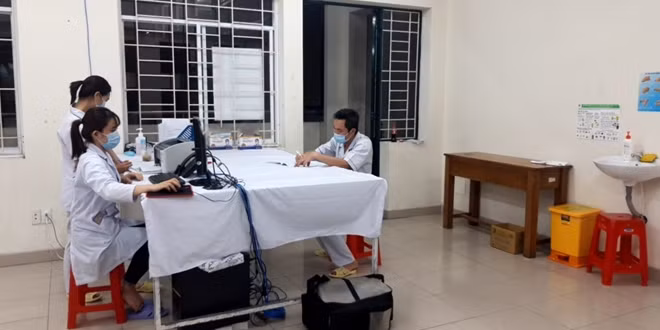 Các y bác sĩ miệt mài làm việc trong khu cách ly tập trung quận 2