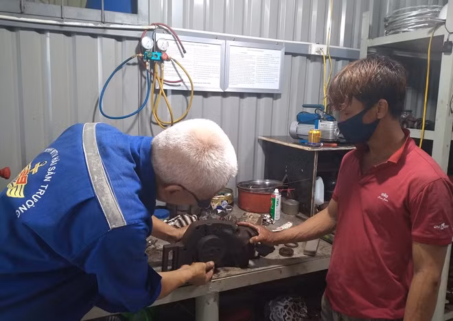Thợ sửa chữa tại Trung tâm khắc phục sự cố tàu cá. (Ảnh: Đình Hoàng).