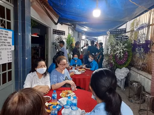 Cụ bà ngã từ tầng cao rơi trúng cổng sắt tử vong ảnh 4