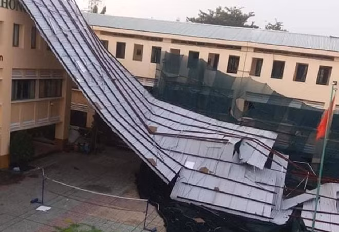 Mái che sân trường bị sập