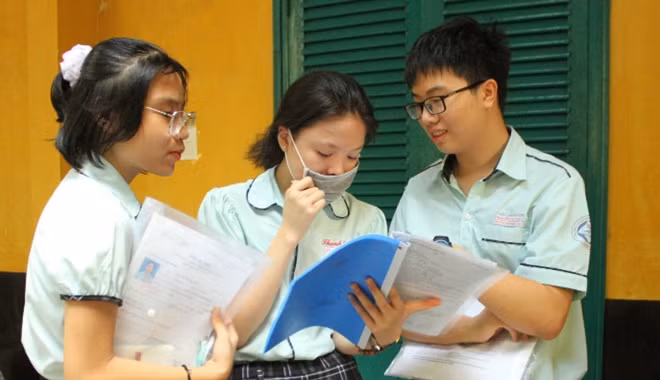 Thí sinh trao đổi nội dung bài thi