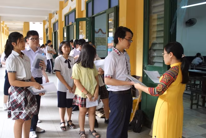 Cán bộ coi thi đọc tên thí sinh vào phòng thi