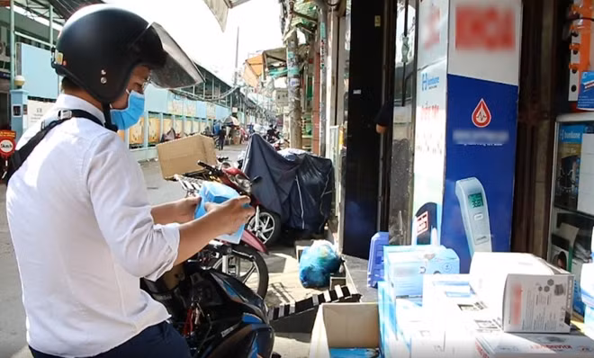 Hiện nay người dân TP Hồ Chí Minh dễ dàng mua khẩu trang