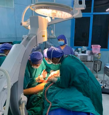 Các BS phẫuu thuật cho nạn nhân Các BS phẫuu thuật cho nạn nhân