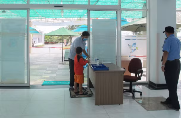 Bệnh viện có biện pháp tác động để mọi người luôn giữ khoảng cách nhất định