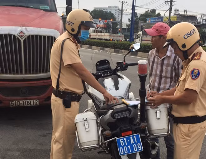 CSGT lập biên bản trường hợp vi phạm.