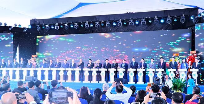 Phó Thủ tướng Thường trực Chính phủ Trương Hòa Bình và lãnh đạo các bộ, ngành, địa phương nhấn nút khánh thành Tổ hợp nhà máy xuất khẩu gà CPV Food