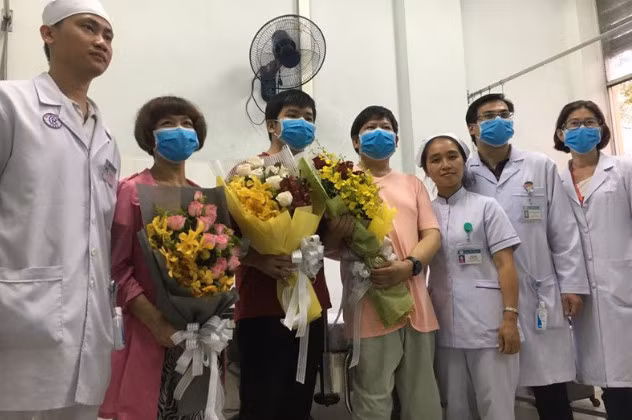 Gia đình ông Li Ding trong ngày xuất viện Gia đình ông Li Ding trong ngày xuất viện
