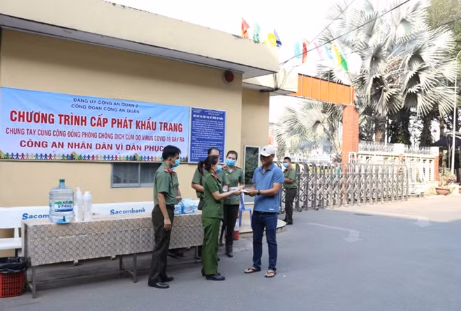 Người dân đến Công an quận liên hệ công việc đều được phát khẩu trang