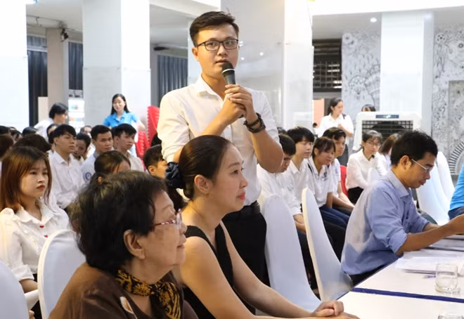 Sinh viên giao lưu trực tuyến với các mạnh thường quân