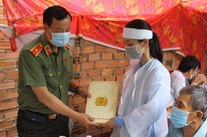 Thiếu tướng Lê Tấn Tới thay mặt Bộ Công an trao số tiền hỗ trợ 50 triệu đồng đến gia đình đồng chí Lê Thanh Hải
