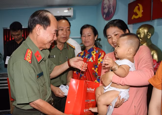 Lãnh đạo Báo CAND cùng các nhà hảo tâm tặng quà và tiền cho bệnh nhi tại BV Nhi đồng 1