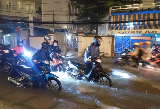 Trận mưa lịch sử tối 6/8 làm ngập nhiều truyến đường ở TP Hồ Chí Minh