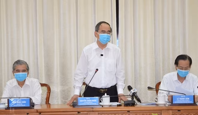 Bí thư Thành ủy Nguyễn Thiện Nhân phát biểu chỉ đạo tại cuộc họp