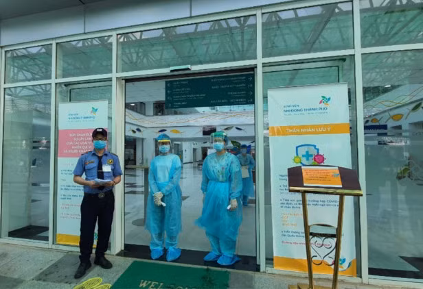 Nhân viên chuyên trách công tác hướng dẫn và kiểm soát tất cả mọi người đến khoa Khám Bệnh, BV Nhi Đồng thành phố.