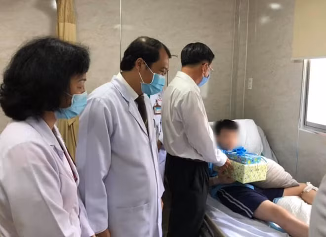 Học sinh nhận quà nhân ngày 1/6