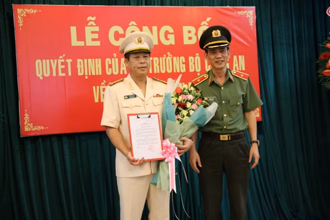 Thiếu tướng Hoàng Đức Lừng, Cục Tổ chức Cán bộ thừa uỷ quyền của Bộ trưởng Bộ Công an trao quyết định cho đồng chí Vũ Hải Nam