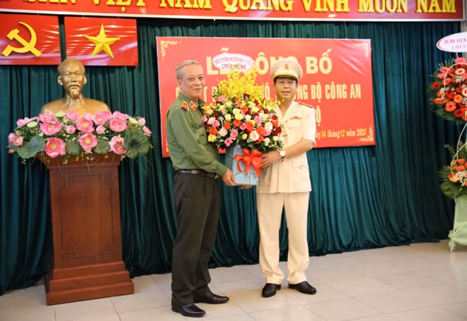 Thiếu tướng Nguyễn Khắc Thuỷ, nguyên Cục trưởng Cục Y tế Bộ Công an tặng hoa và chức mừng đồng chí Vũ Hải Nam