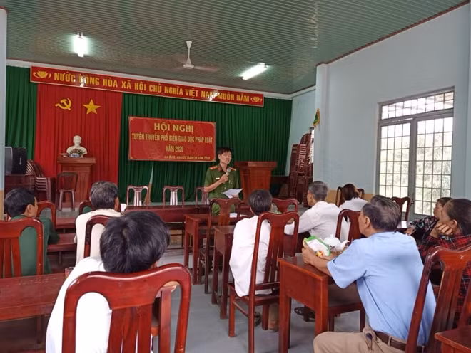 Cán bộ Công an huyện Phú Giáo tuyên truyền pháp luật cho người dân