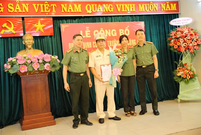 Ban lãnh đạo Bệnh viện 19-8 tặng hoa và chức mừng đồng chí Vũ Hải Nam